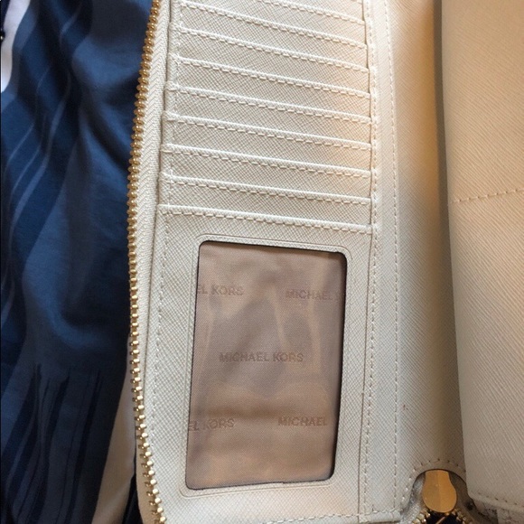 Michael kors large wristlet - Picture 3 of 4